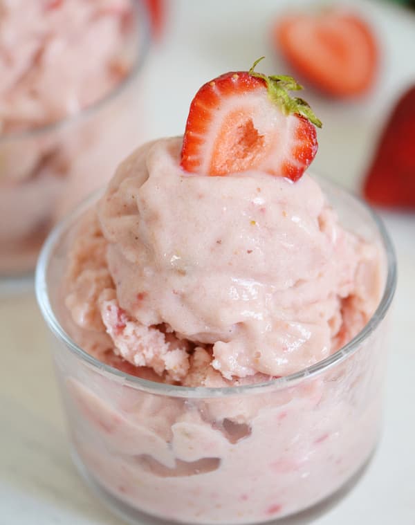 Fruity Protein Frozen Yoghurt with Strawberry and Black Mulberry